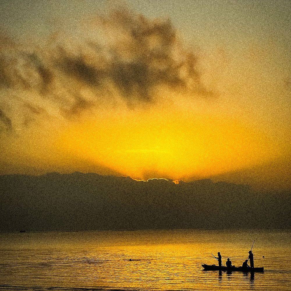 Barca sul lago al tramonto