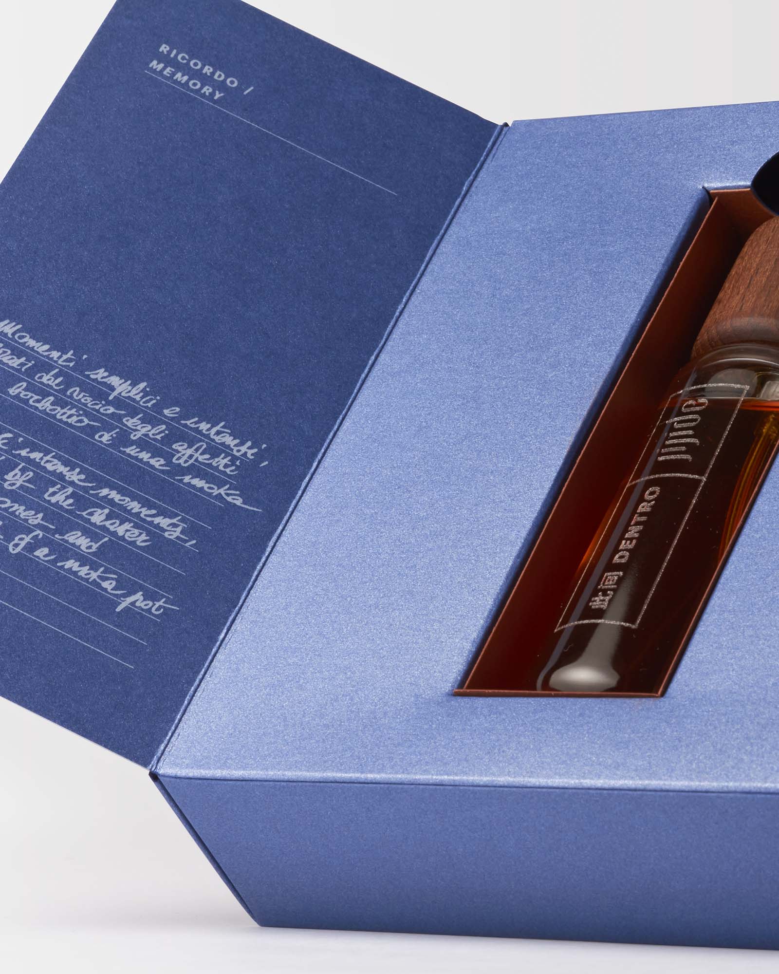 dettaglio packaging profumo dentro dialogo 3