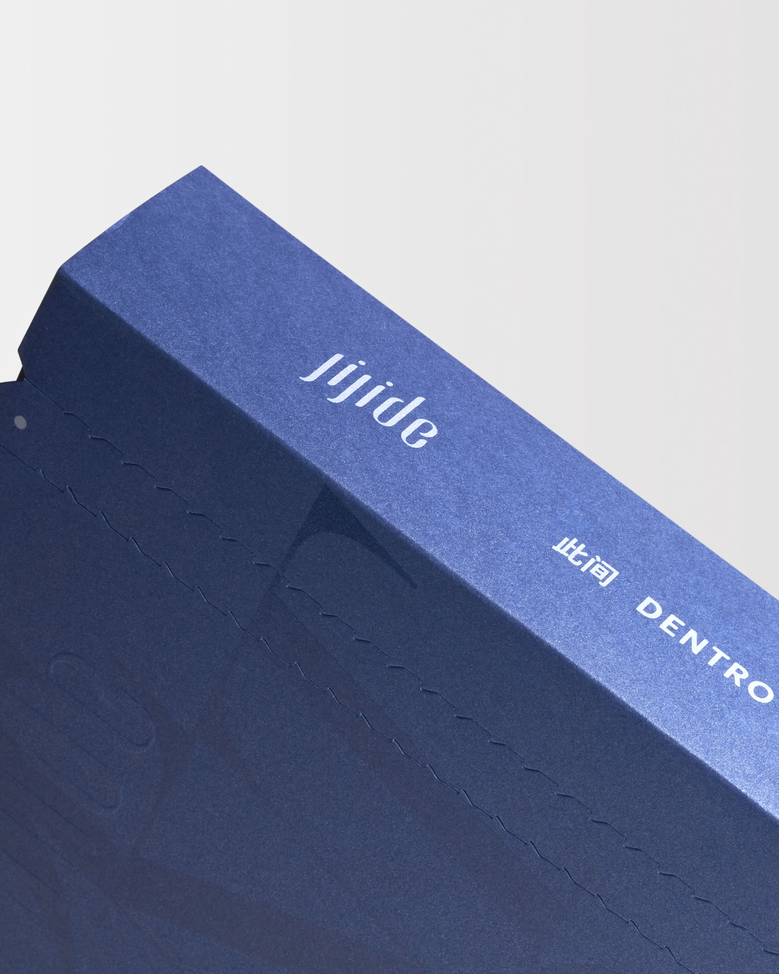 dettaglio packaging profumo jijide dentro dialogo 3