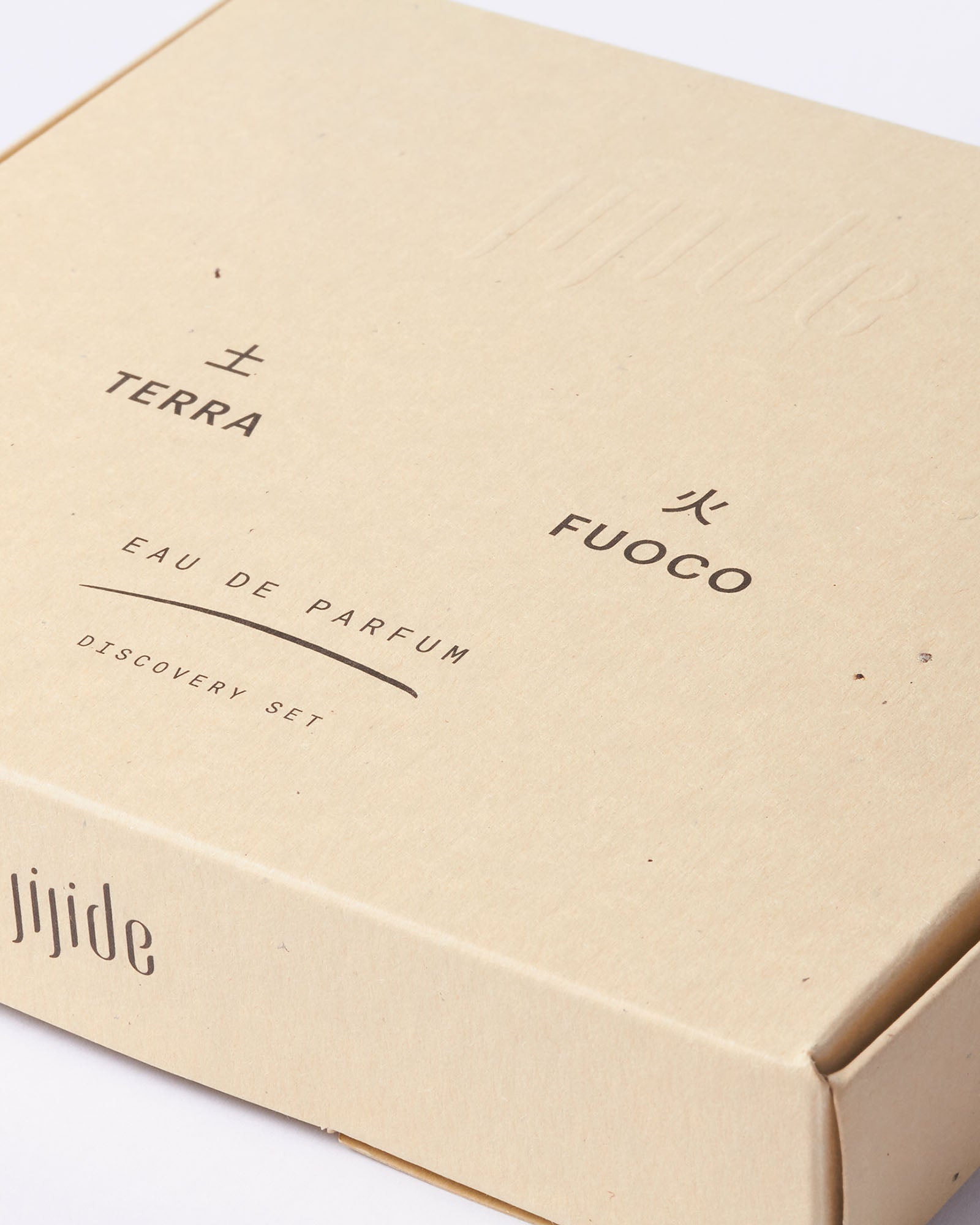 dettaglio frontale chiuso packaging fuoco terra dialogo 2