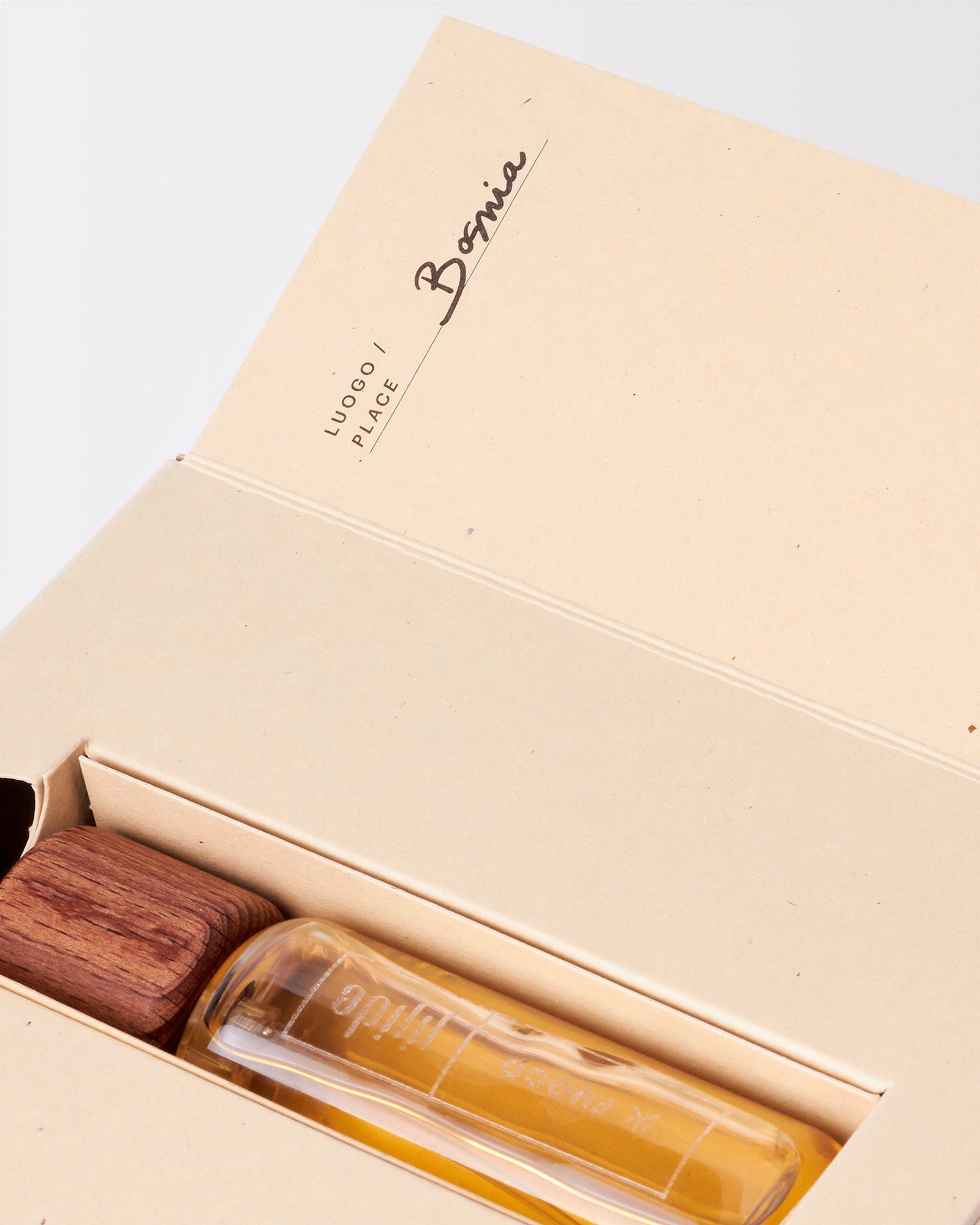 profumo artistico fuoco dettaglio packaging interno