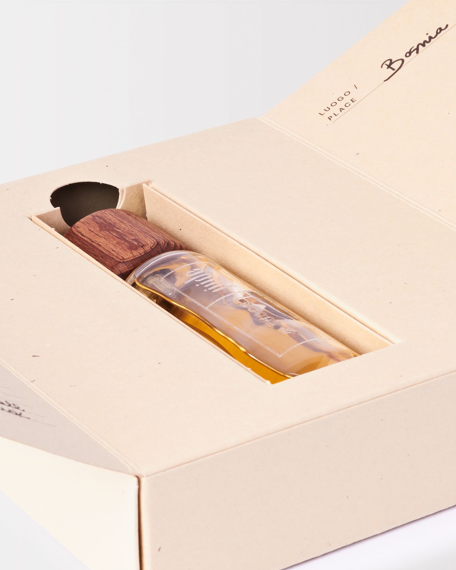 dettaglio scatola aperta profumo jijide fuoco