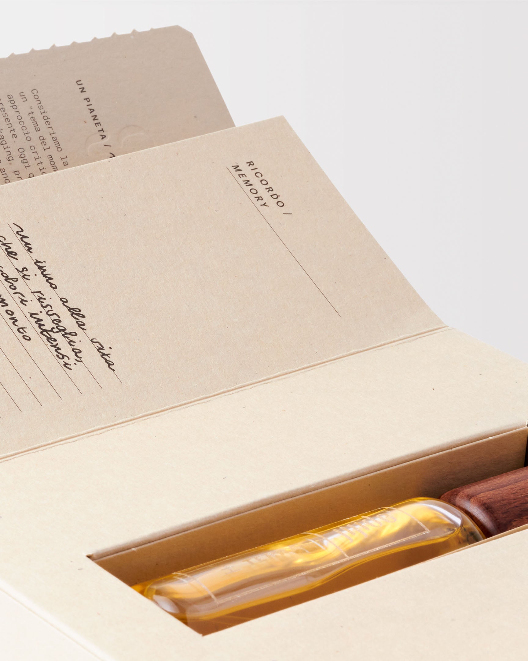 dettaglio packaging aperto terra profumo di nicchia
